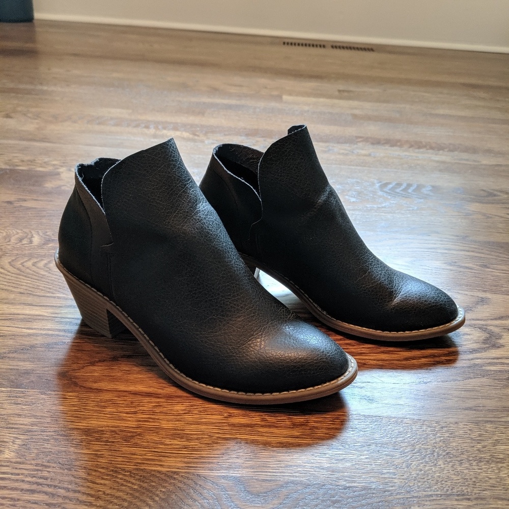 Universal Threads Black Booties